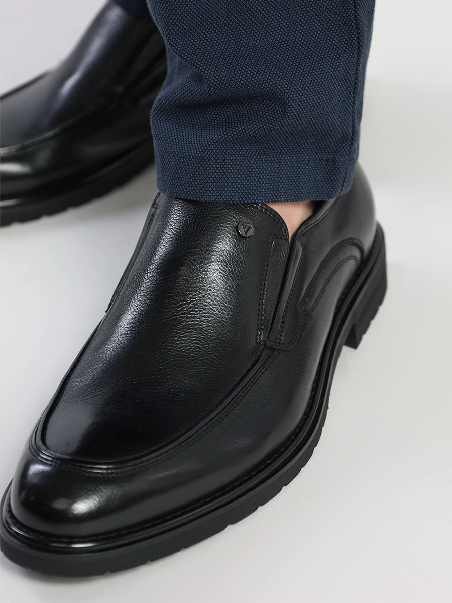 Туфли черного цвета с эластичными вставками